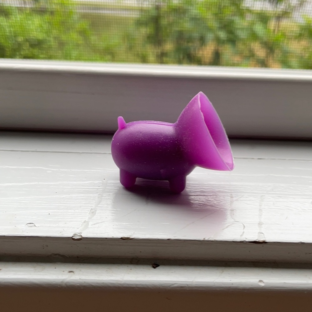 Suction phone prop-up device.